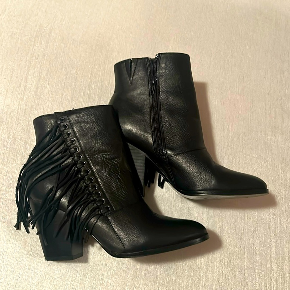 Aldo Women’s ‘Linsey’ Styled Ankle Heeled Booties Black w/ Tassels Size 7 - Picture 2 of 16